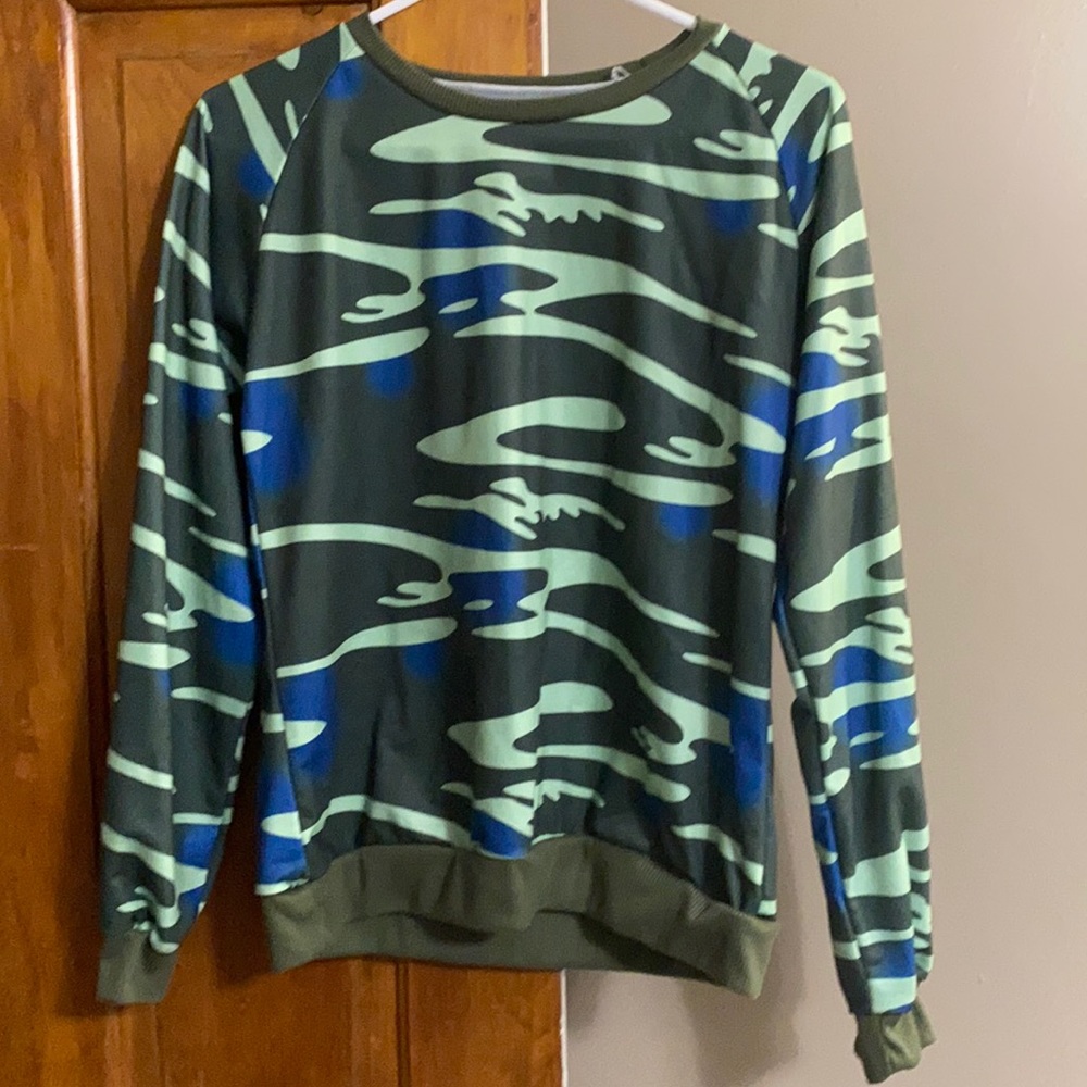 Size large Camo sweatshirt